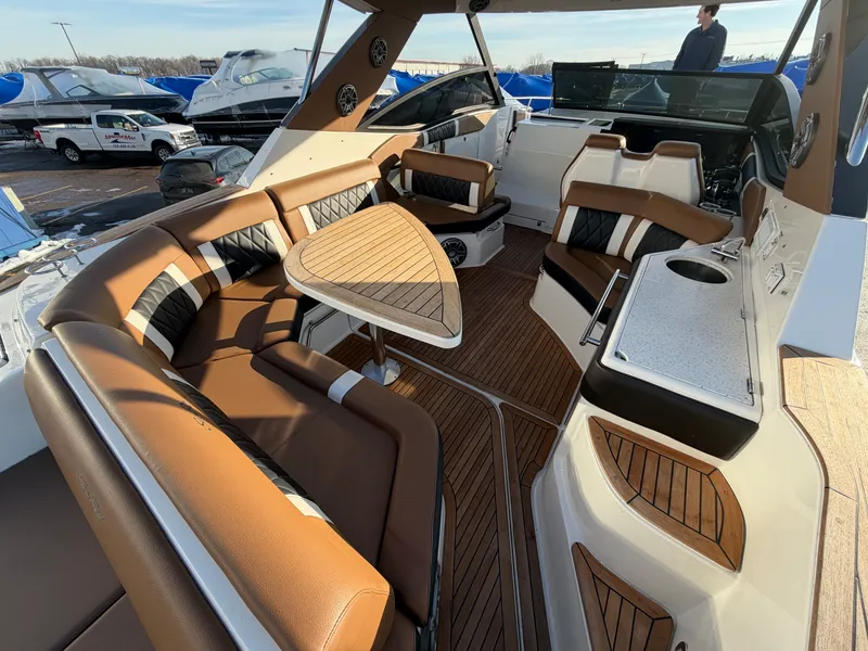 Slide: The Image of Sea Ray 320 SUNDANCER 2019 - 8