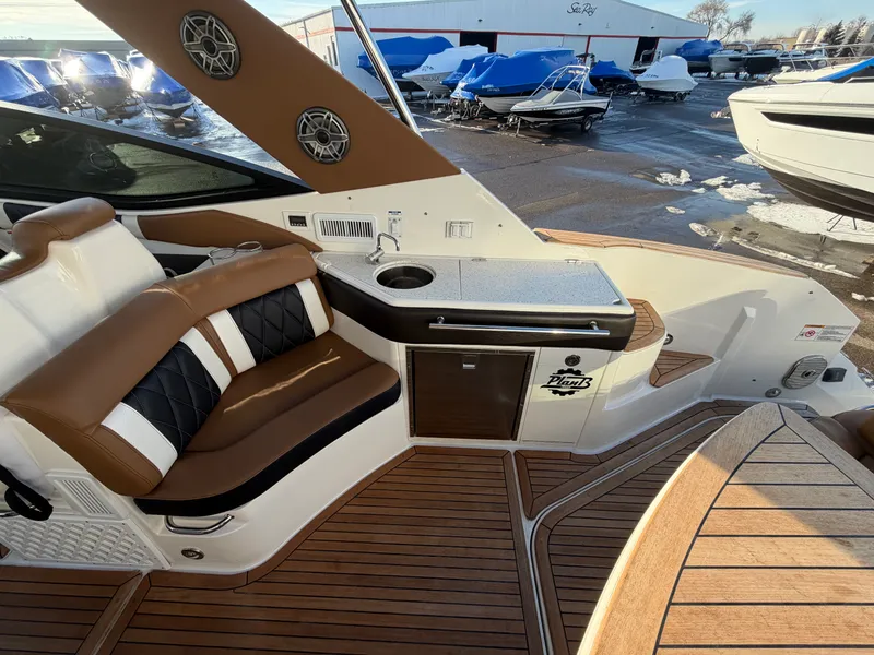 Slide: The Image of Sea Ray 320 SUNDANCER 2019 - 9