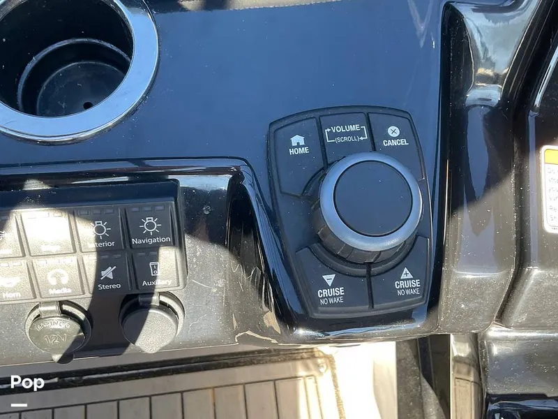 Slide: The Image of Yamaha E-Series 242 Limited 2018 - 15083511