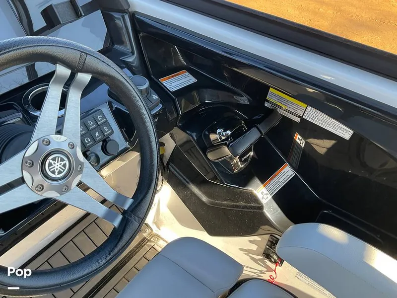 Slide: The Image of Yamaha E-Series 242 Limited 2018 - 15083532