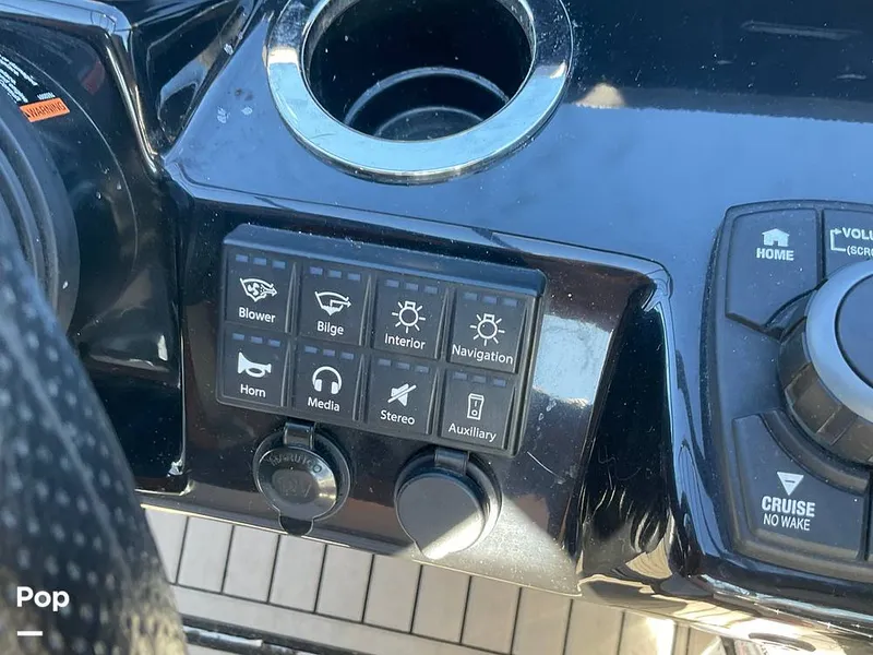 Slide: The Image of Yamaha E-Series 242 Limited 2018 - 15083535