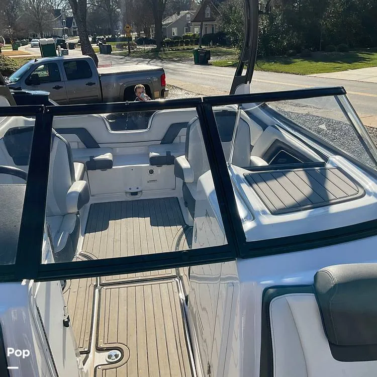 Slide: The Image of Yamaha E-Series 242 Limited 2018 - 15083543