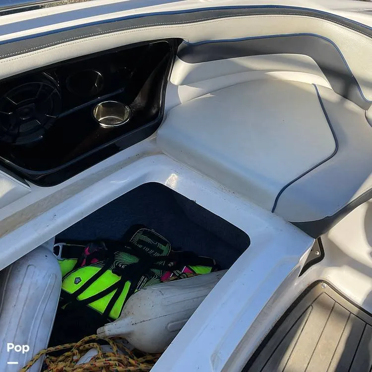 Slide: The Image of Yamaha E-Series 242 Limited 2018 - 15083548