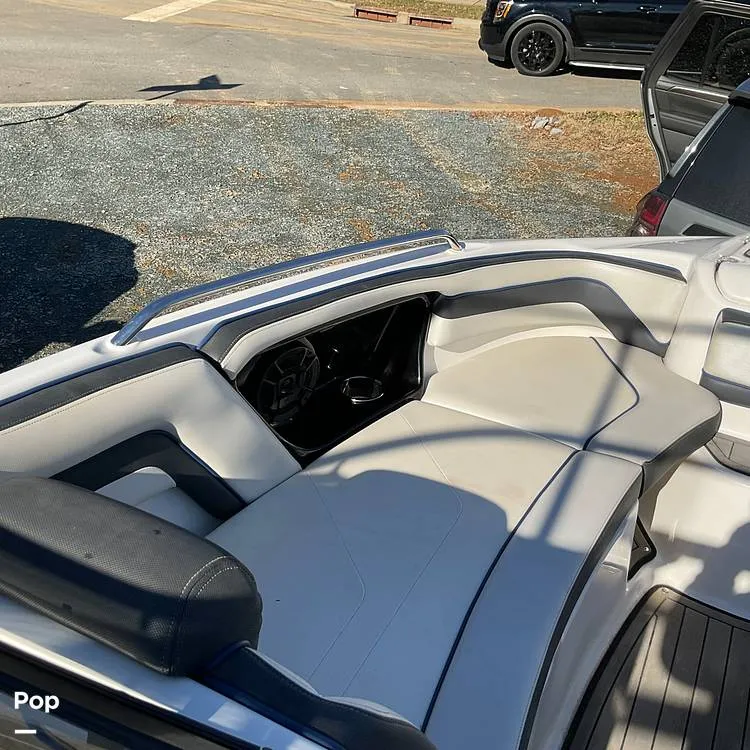 Slide: The Image of Yamaha E-Series 242 Limited 2018 - 15083557