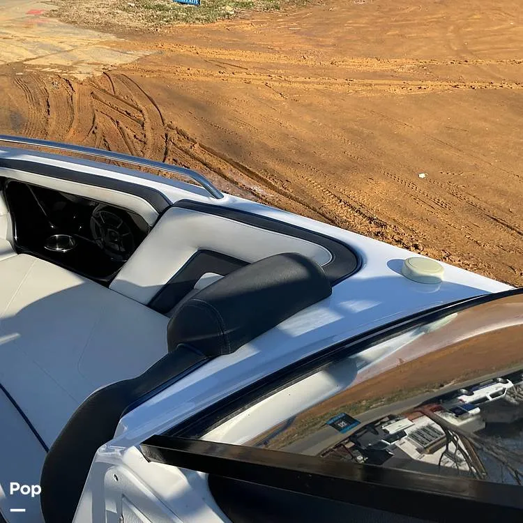 Slide: The Image of Yamaha E-Series 242 Limited 2018 - 15083560