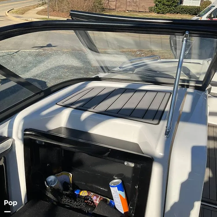 Slide: The Image of Yamaha E-Series 242 Limited 2018 - 15083563