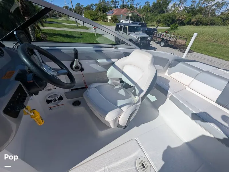 Slide: The Image of Chaparral 21 Deluxe H20 Fish and Ski 2019 - 15752857