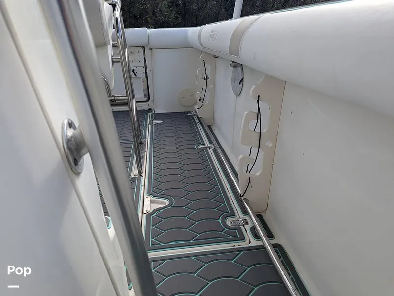 Slide: The Image of Boston Whaler 240 Outrage 2004 - 15025704
