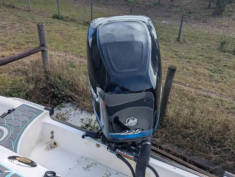 Slide: The Image of Boston Whaler 240 Outrage 2004 - 15025711