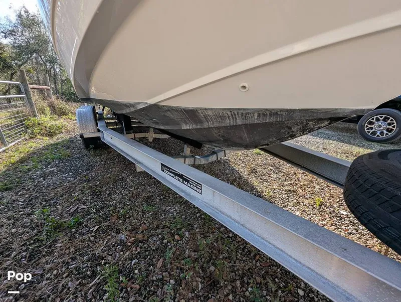 Slide: The Image of Boston Whaler 240 Outrage 2004 - 15027675