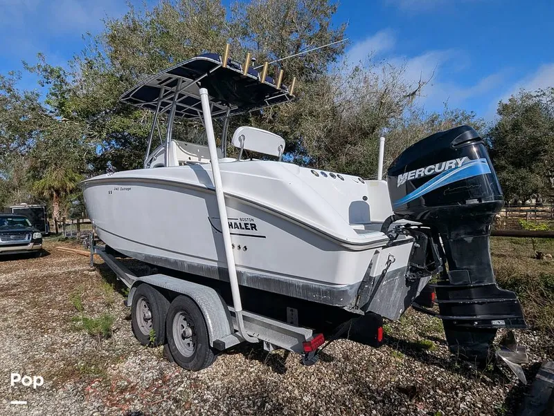Slide: The Image of Boston Whaler 240 Outrage 2004 - 15027679
