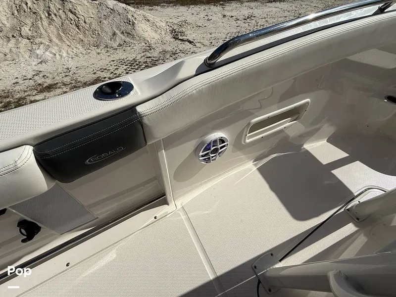 Slide: The Image of Robalo R222 Explorer 2023 - 15021945