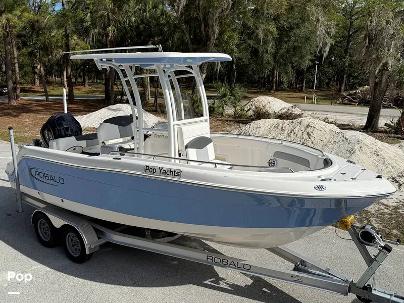 Slide: The Image of Robalo R222 Explorer 2023 - 15021878