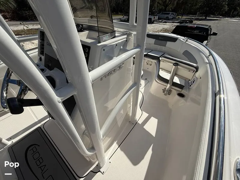 Slide: The Image of Robalo R222 Explorer 2023 - 15021923