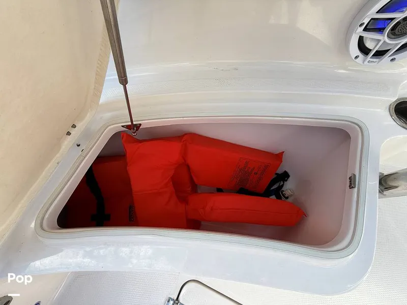 Slide: The Image of Robalo R222 Explorer 2023 - 15021929