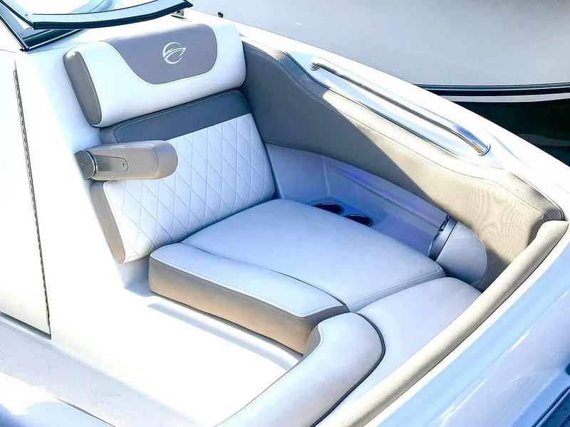 Slide: The Image of Crownline Boats E235 XS 2023 - 14998332