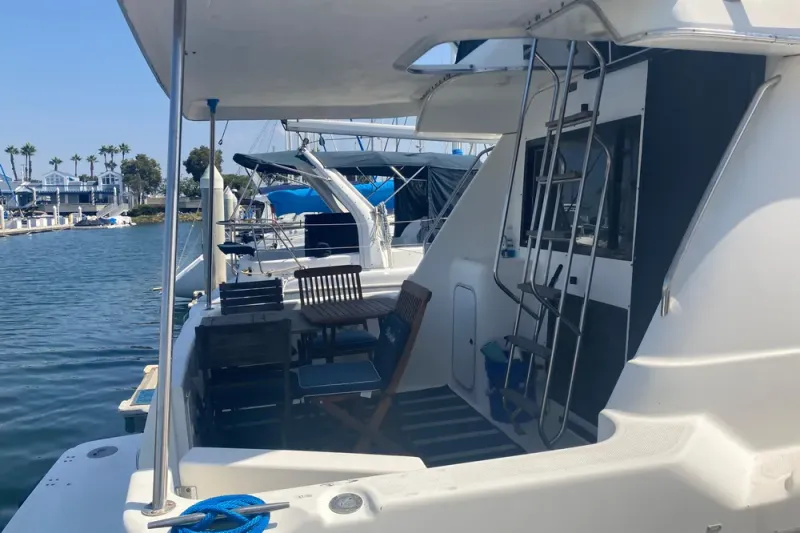 Slide: The Image of Bayliner 3388 Command Bridge Motoryacht 1999 - 12