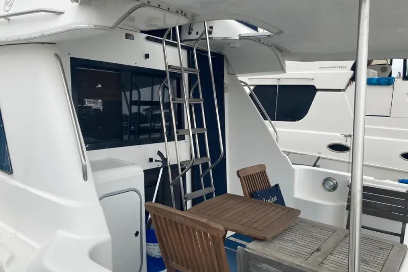 Slide: The Image of Bayliner 3388 Command Bridge Motoryacht 1999 - 13