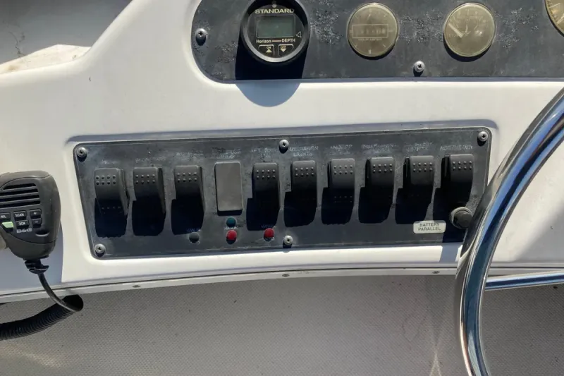 Slide: The Image of Bayliner 3388 Command Bridge Motoryacht 1999 - 18