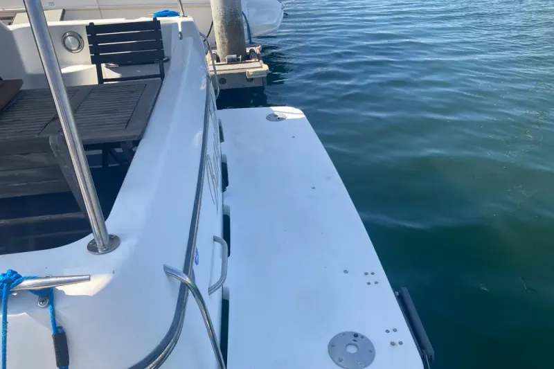 Slide: The Image of Bayliner 3388 Command Bridge Motoryacht 1999 - 21