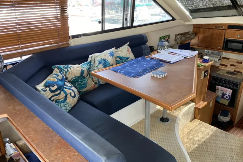 Slide: The Image of Bayliner 3388 Command Bridge Motoryacht 1999 - 30