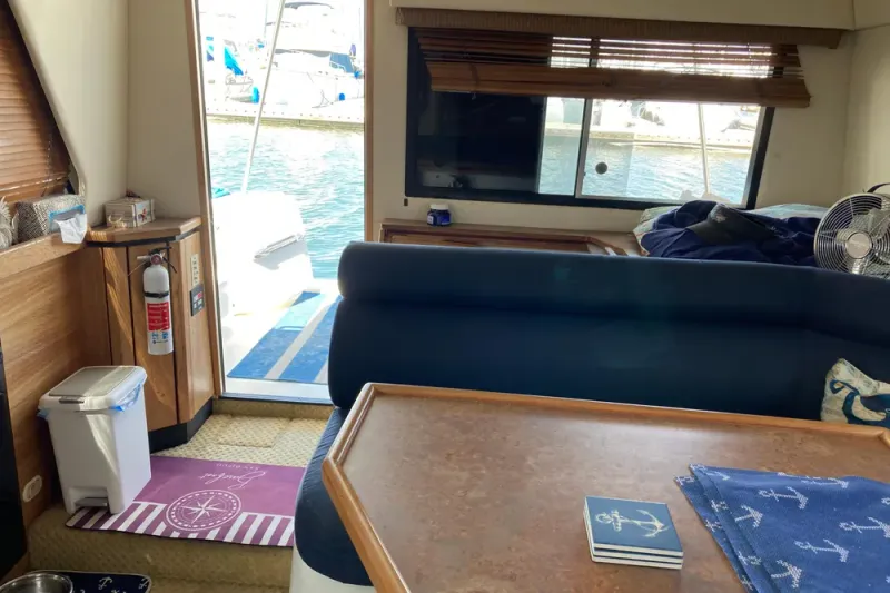 Slide: The Image of Bayliner 3388 Command Bridge Motoryacht 1999 - 31