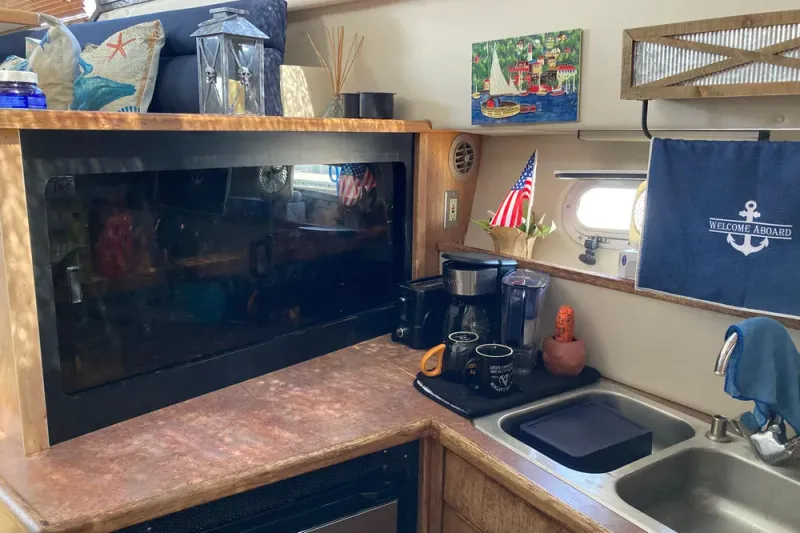 Slide: The Image of Bayliner 3388 Command Bridge Motoryacht 1999 - 33