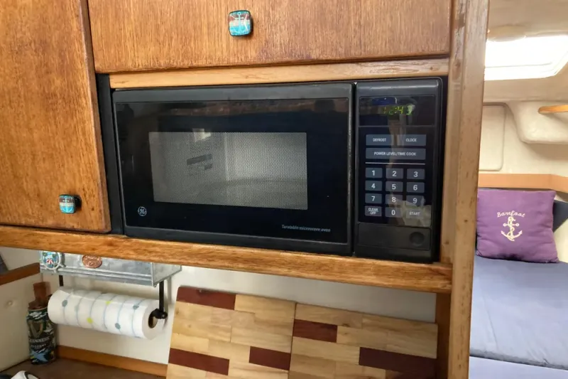 Slide: The Image of Bayliner 3388 Command Bridge Motoryacht 1999 - 34