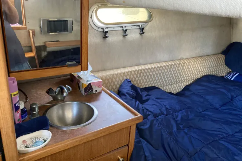 Slide: The Image of Bayliner 3388 Command Bridge Motoryacht 1999 - 44