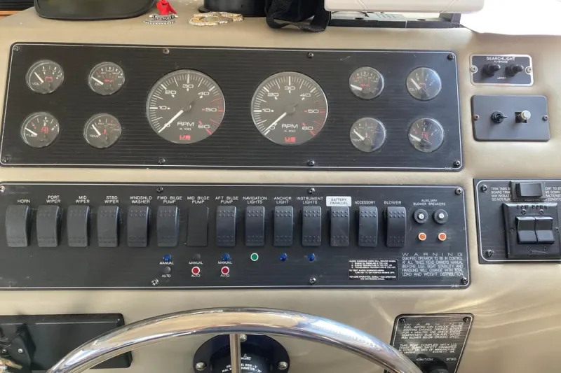 Slide: The Image of Bayliner 3388 Command Bridge Motoryacht 1999 - 32