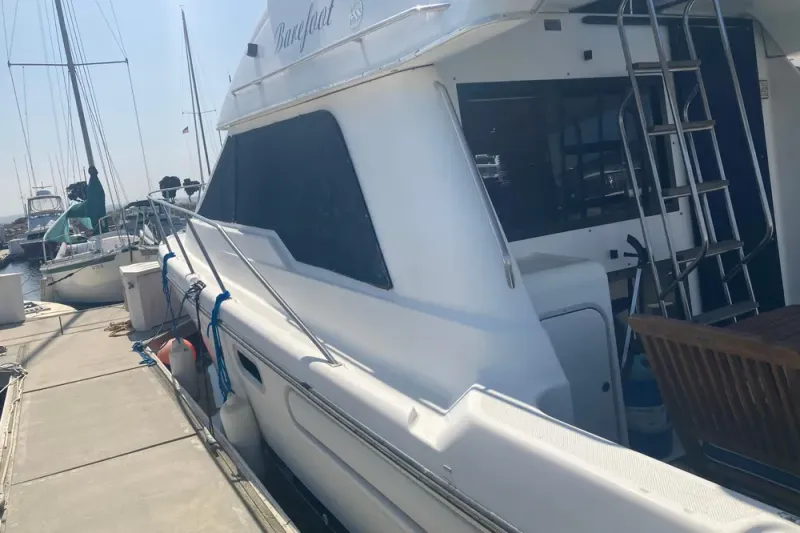 Slide: The Image of Bayliner 3388 Command Bridge Motoryacht 1999 - 15