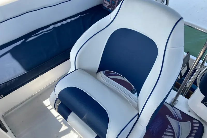 Slide: The Image of Bayliner 3388 Command Bridge Motoryacht 1999 - 24