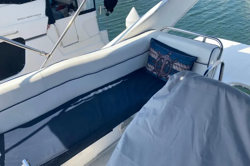 Slide: The Image of Bayliner 3388 Command Bridge Motoryacht 1999 - 28