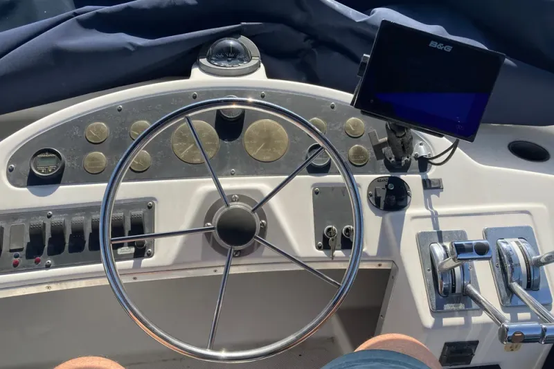 Slide: The Image of Bayliner 3388 Command Bridge Motoryacht 1999 - 17
