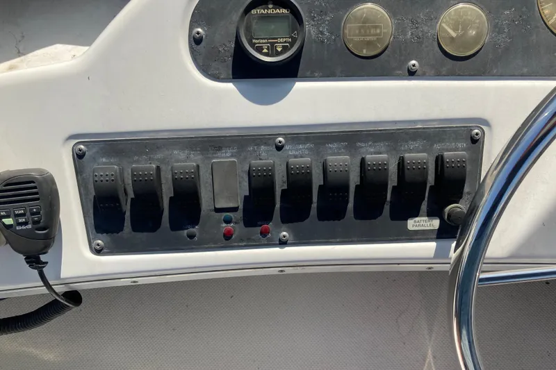 Slide: The Image of Bayliner 3388 Command Bridge Motoryacht 1999 - 19