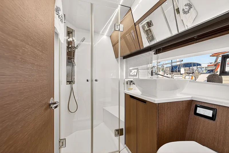 Slide: The Image of Galeon 425 HTS 2020 - 15