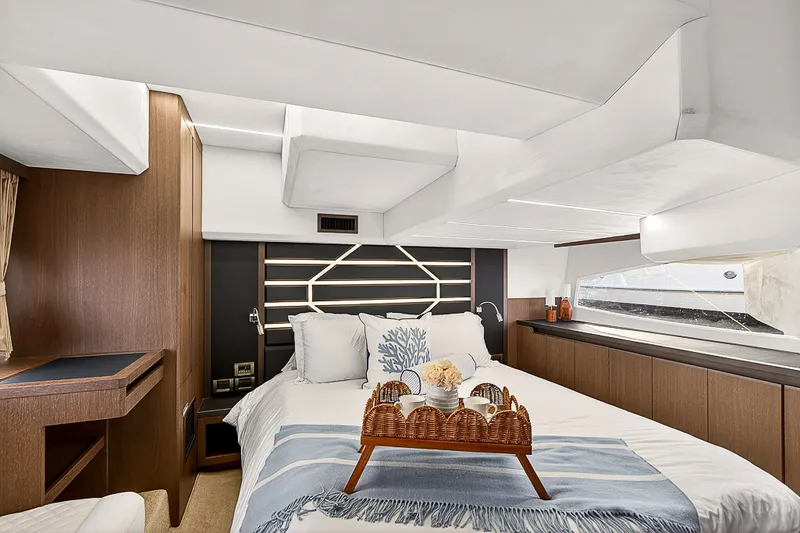 Slide: The Image of Galeon 425 HTS 2020 - 16