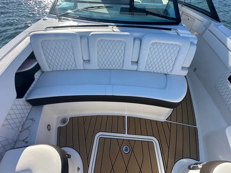 Slide: The Image of Sea Ray 400 SLX 2024 - 11