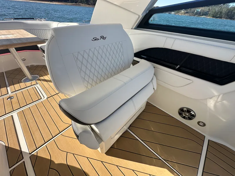 Slide: The Image of Sea Ray 400 SLX 2024 - 14