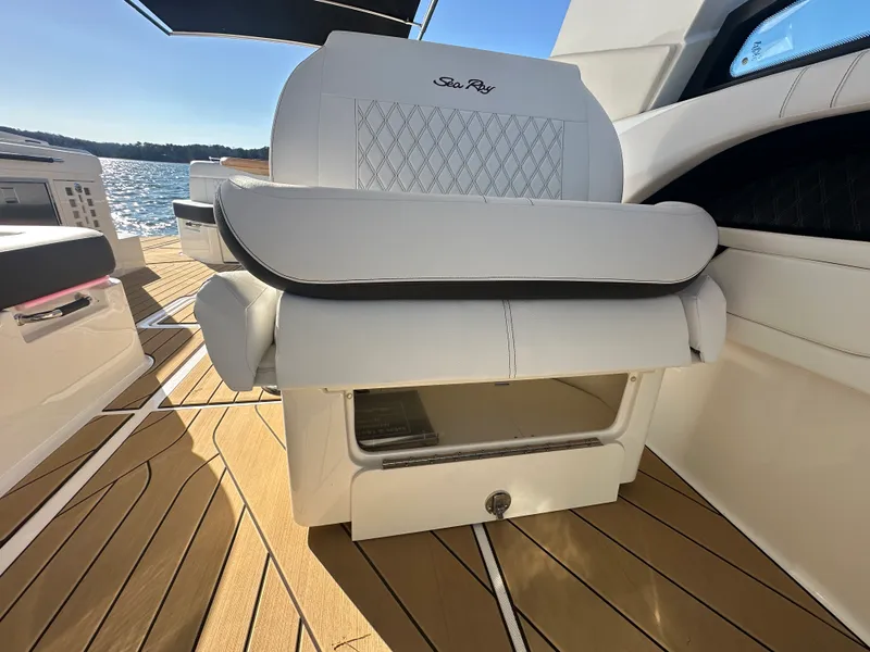 Slide: The Image of Sea Ray 400 SLX 2024 - 16