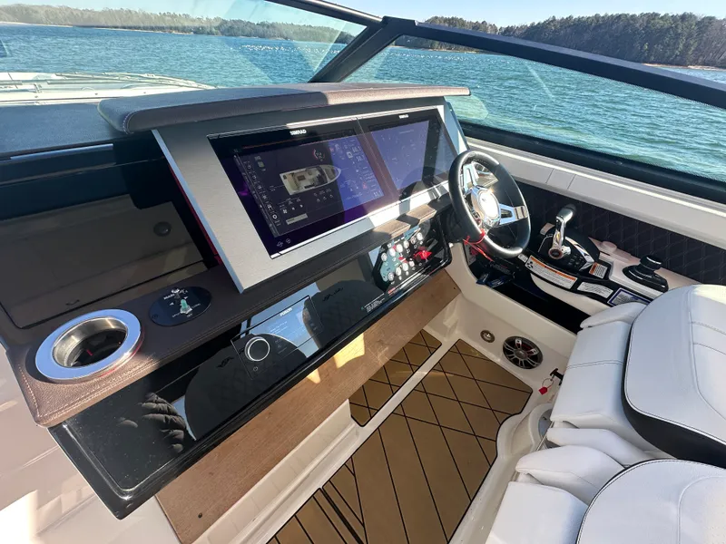 Slide: The Image of Sea Ray 400 SLX 2024 - 18