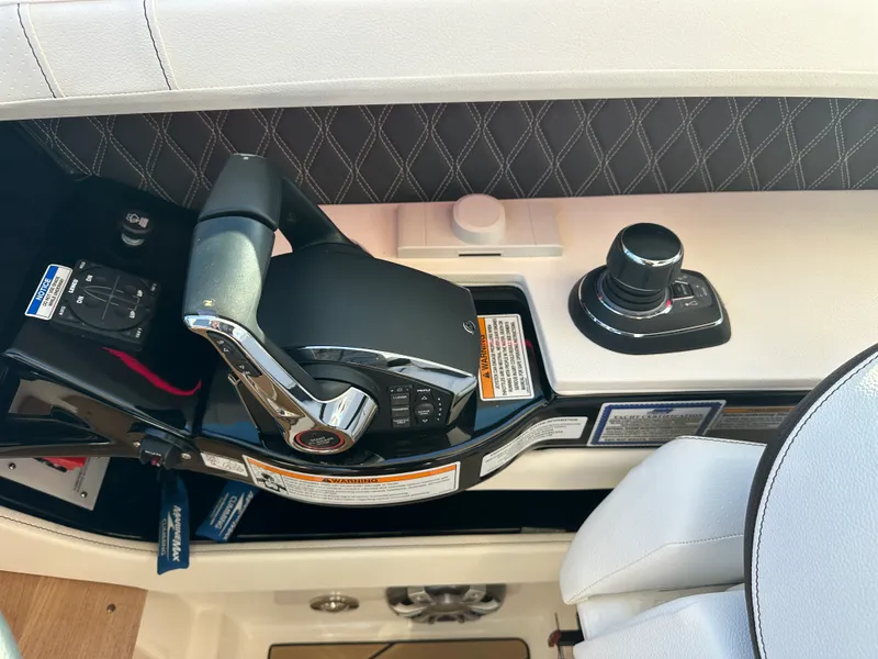 Slide: The Image of Sea Ray 400 SLX 2024 - 19