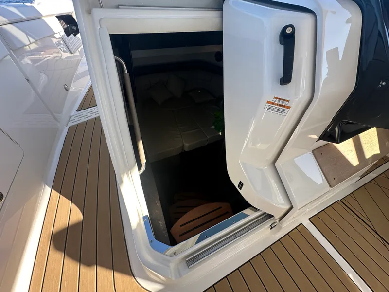 Slide: The Image of Sea Ray 400 SLX 2024 - 21