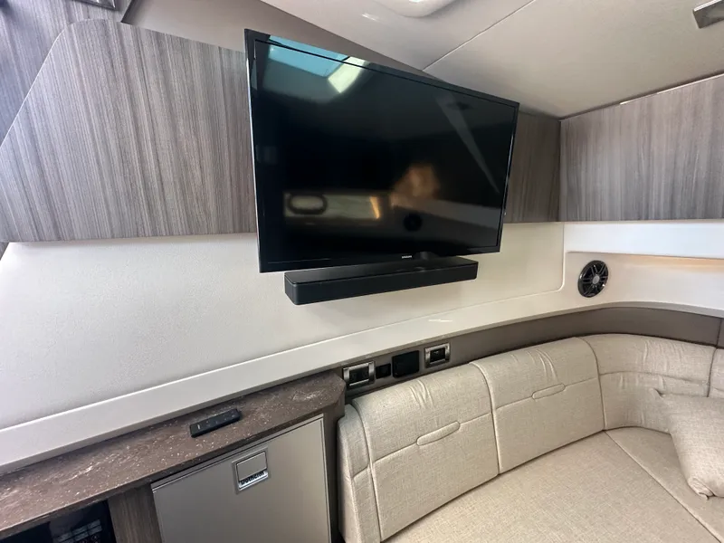 Slide: The Image of Sea Ray 400 SLX 2024 - 23