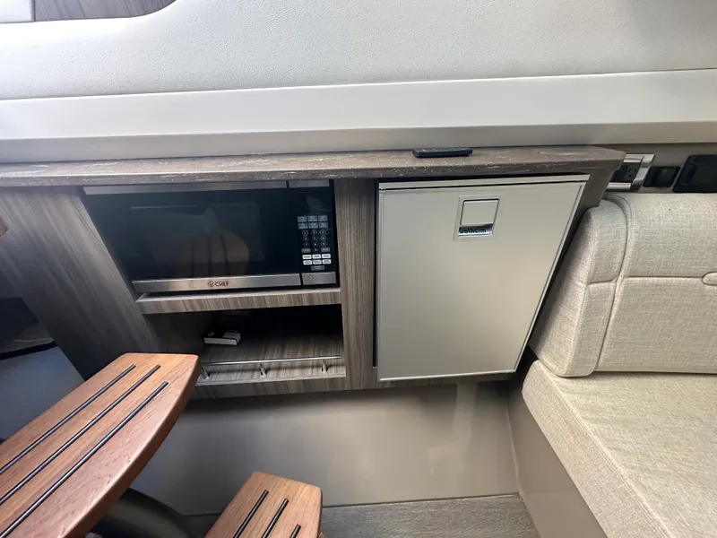 Slide: The Image of Sea Ray 400 SLX 2024 - 24