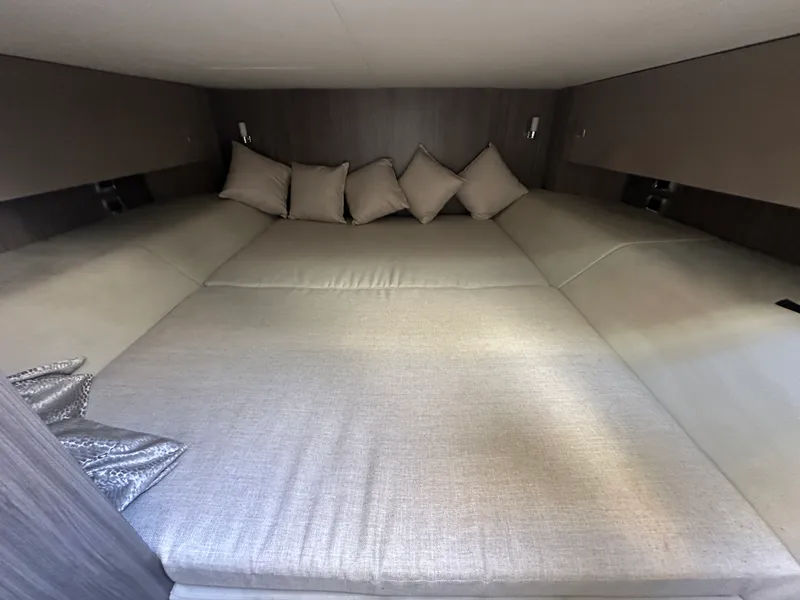 Slide: The Image of Sea Ray 400 SLX 2024 - 25