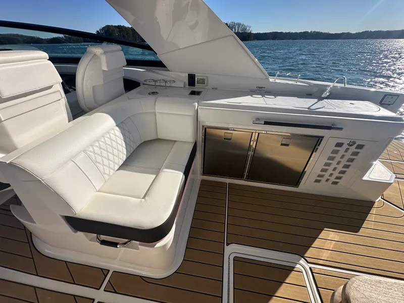 Slide: The Image of Sea Ray 400 SLX 2024 - 29