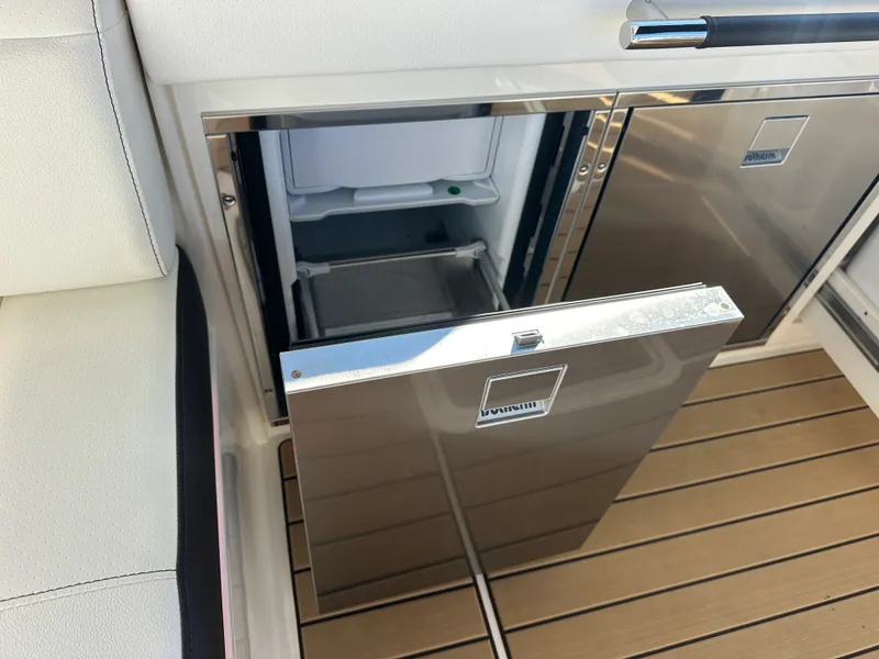 Slide: The Image of Sea Ray 400 SLX 2024 - 30