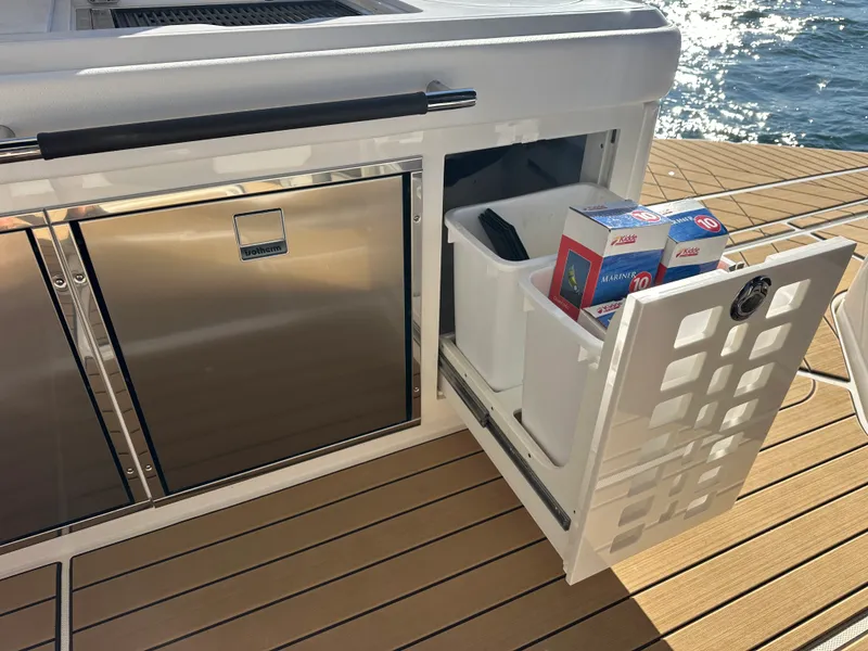 Slide: The Image of Sea Ray 400 SLX 2024 - 31