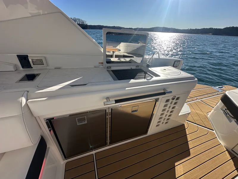 Slide: The Image of Sea Ray 400 SLX 2024 - 32